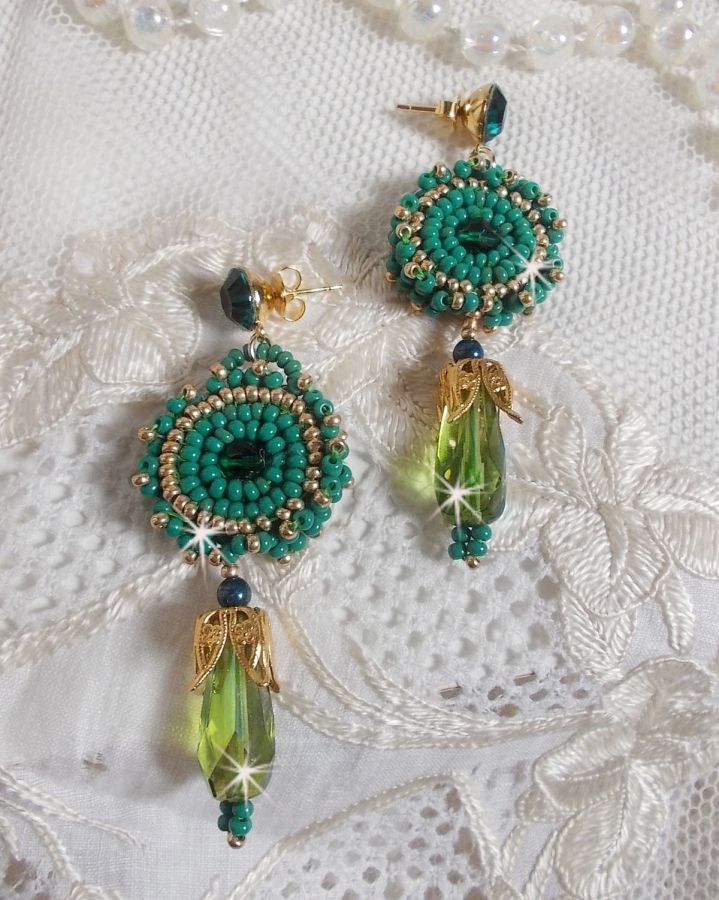 BO Charnelle brod&eacute;es avec des perles rondes et cabochons de Swarovski, des gouttes facett&eacute;es et des rocailles