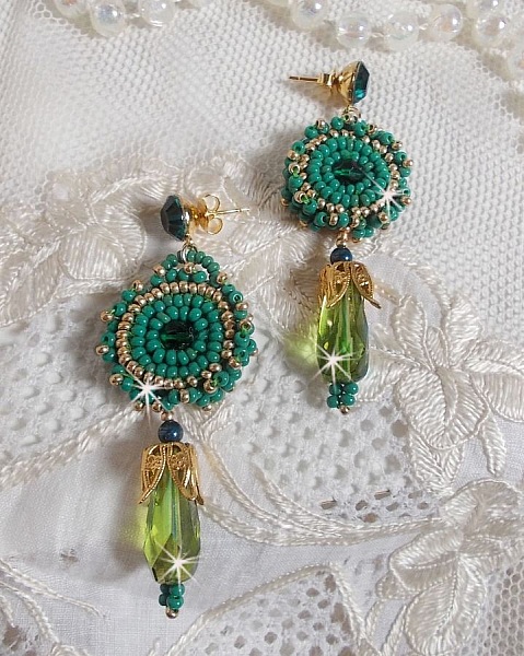 BO Charnelle brod&eacute;es avec des perles rondes et cabochons de Swarovski, des gouttes facett&eacute;es et des rocailles