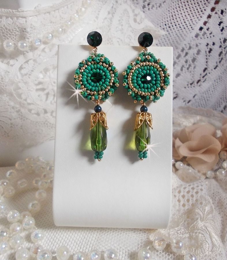 BO Charnelle brod&eacute;es avec des perles rondes et cabochons de Swarovski, des gouttes facett&eacute;es et des rocailles