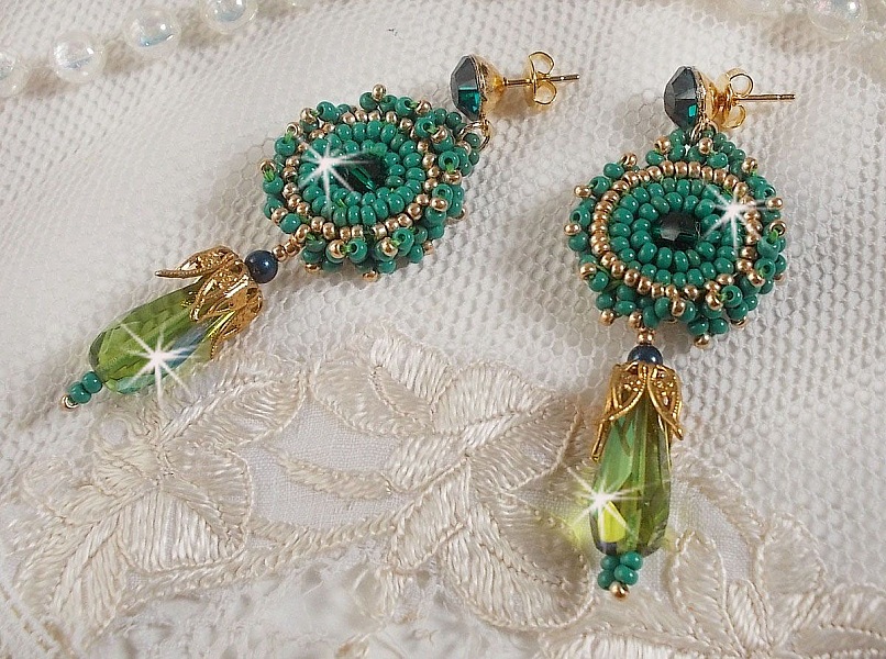 BO Charnelle brod&eacute;es avec des perles rondes et cabochons de Swarovski, des gouttes facett&eacute;es et des rocailles