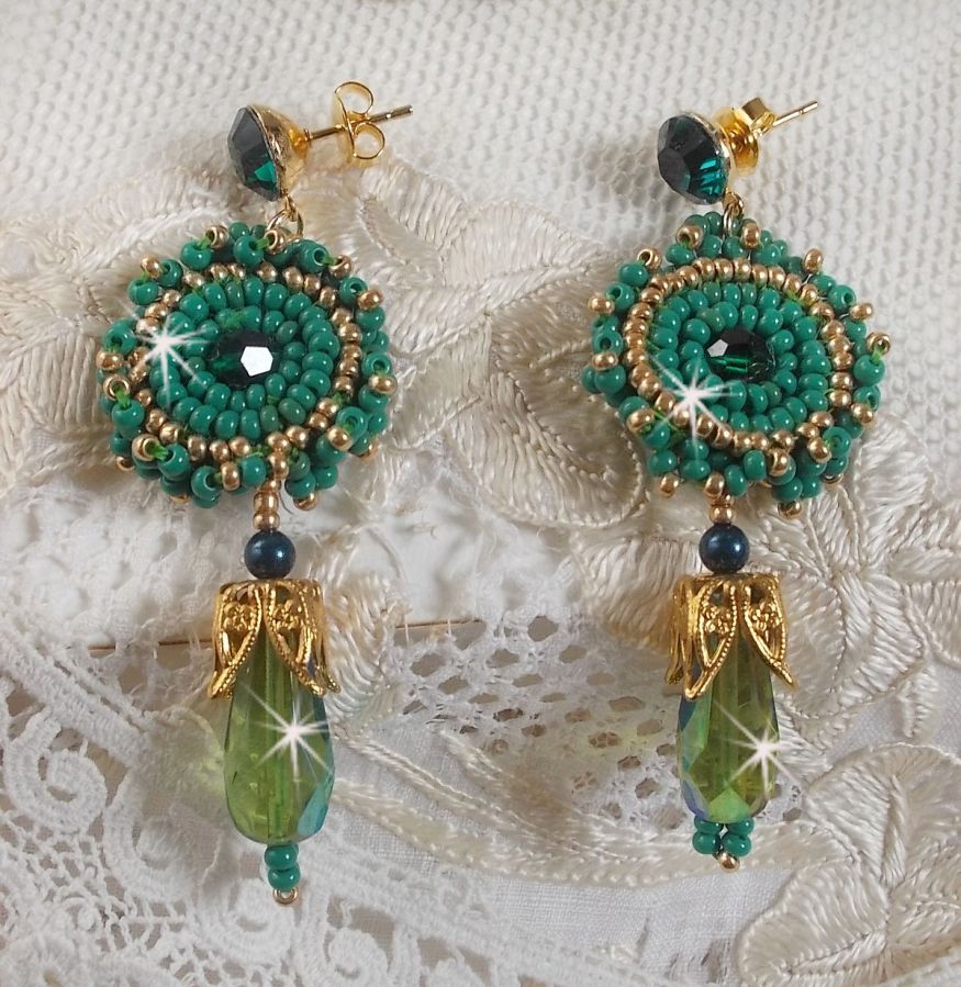 BO Charnelle brod&eacute;es avec des perles rondes et cabochons de Swarovski, des gouttes facett&eacute;es et des rocailles