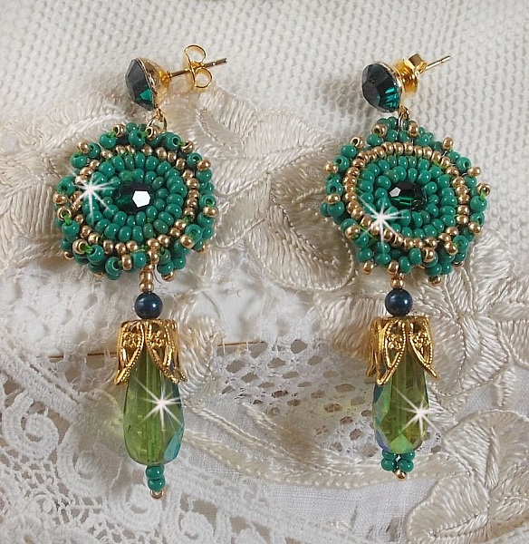 BO Charnelle brod&eacute;es avec des perles rondes et cabochons de Swarovski, des gouttes facett&eacute;es et des rocailles