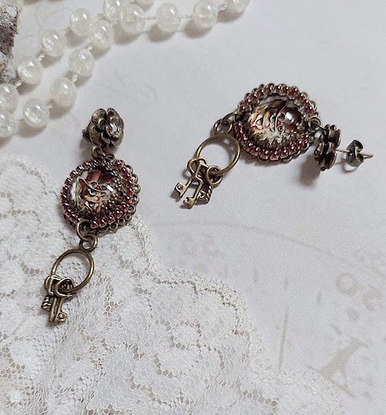 BO Chata Steampunk mont&eacute;es avec breloques cl&eacute;s, strass, cabochons loupes et perles Cristal Swarovski