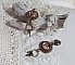 BO Chata Steampunk mont&eacute;es avec breloques cl&eacute;s, strass, cabochons loupes et perles Cristal Swarovski