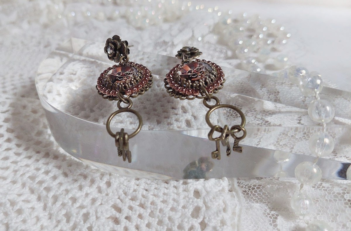 BO Chata Steampunk mont&eacute;es avec breloques cl&eacute;s, strass, cabochons loupes et perles Cristal Swarovski