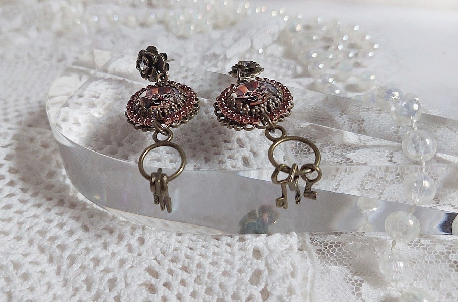 BO Chata Steampunk mont&eacute;es avec breloques cl&eacute;s, strass, cabochons loupes et perles Cristal Swarovski