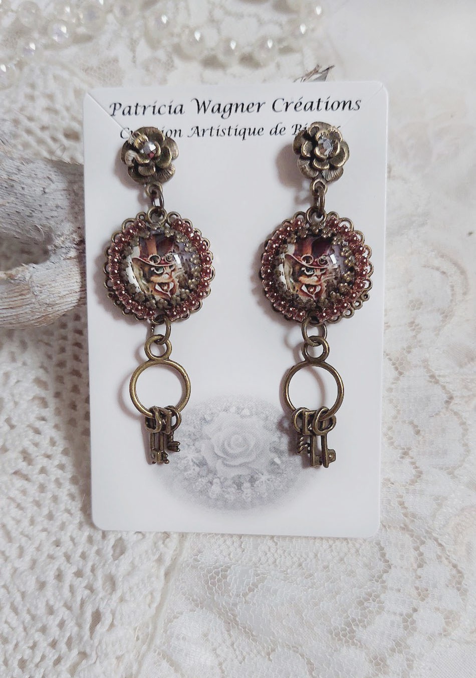 BO Chata Steampunk mont&eacute;es avec breloques cl&eacute;s, strass, cabochons loupes et perles Cristal Swarovski
