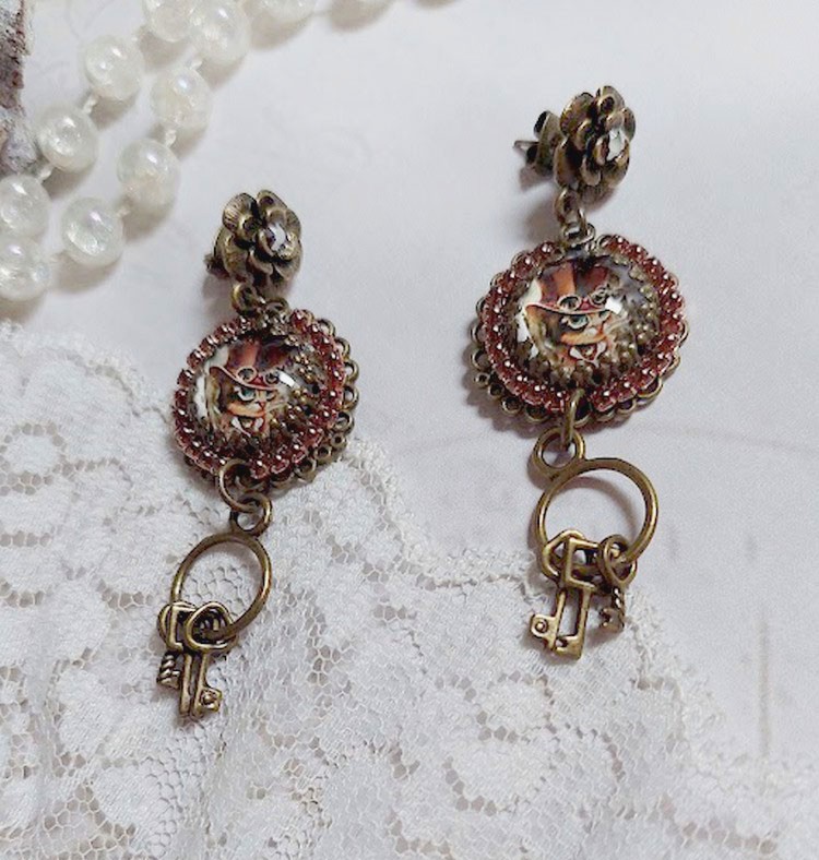 BO Chata Steampunk mont&eacute;es avec breloques cl&eacute;s, strass, cabochons loupes et perles Cristal Swarovski