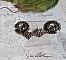 BO Chatou Steampunk mont&eacute;es avec cabochons loupes repr&eacute;sentant des chats en chapeau haut de forme Vert avec un m&eacute;daillon orn&eacute;s d&rsquo;une cha&icirc;ne strass Noire sur estampes Bonze et clous d'oreilles Laiton