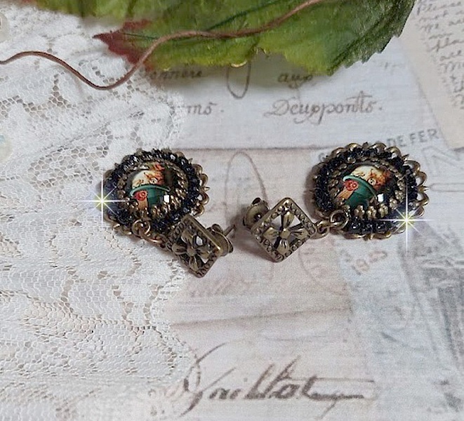 BO Chatou Steampunk mont&eacute;es avec cabochons loupes repr&eacute;sentant des chats en chapeau haut de forme Vert avec un m&eacute;daillon orn&eacute;s d&rsquo;une cha&icirc;ne strass Noire sur estampes Bonze et clous d'oreilles Laiton