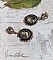 BO Chatou Steampunk mont&eacute;es avec cabochons loupes repr&eacute;sentant des chats en chapeau haut de forme Vert avec un m&eacute;daillon orn&eacute;s d&rsquo;une cha&icirc;ne strass Noire sur estampes Bonze et clous d'oreilles Laiton