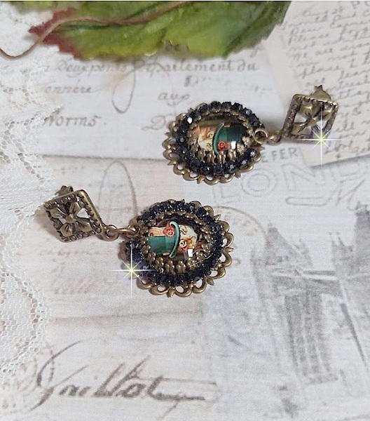 BO Chatou Steampunk mont&eacute;es avec cabochons loupes repr&eacute;sentant des chats en chapeau haut de forme Vert avec un m&eacute;daillon orn&eacute;s d&rsquo;une cha&icirc;ne strass Noire sur estampes Bonze et clous d'oreilles Laiton