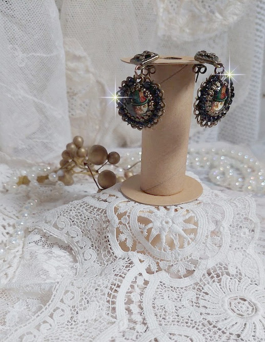 BO Chatou Steampunk mont&eacute;es avec cabochons loupes repr&eacute;sentant des chats en chapeau haut de forme Vert avec un m&eacute;daillon orn&eacute;s d&rsquo;une cha&icirc;ne strass Noire sur estampes Bonze et clous d'oreilles Laiton