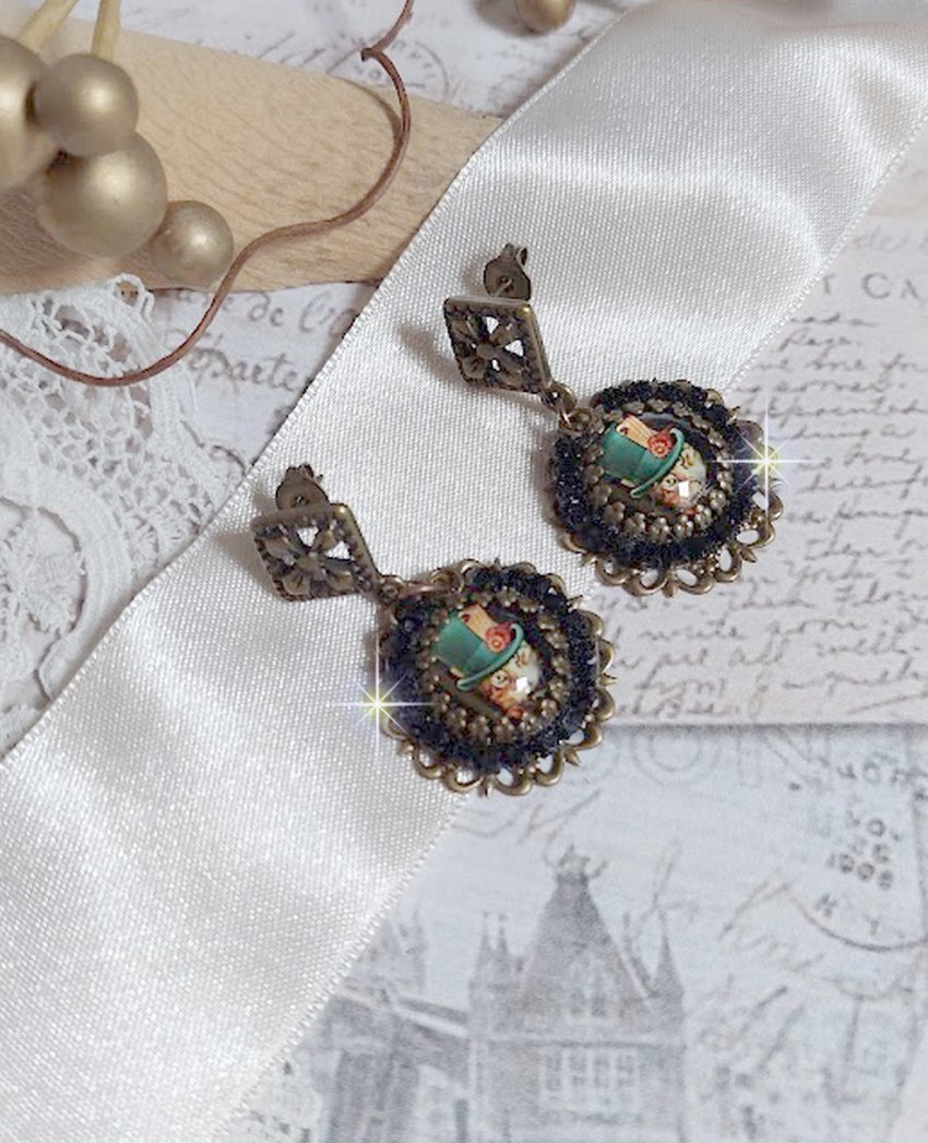 BO Chatou Steampunk mont&eacute;es avec cabochons loupes repr&eacute;sentant des chats en chapeau haut de forme Vert avec un m&eacute;daillon orn&eacute;s d&rsquo;une cha&icirc;ne strass Noire sur estampes Bonze et clous d'oreilles Laiton