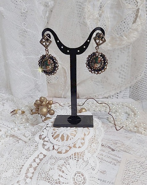 BO Chatou Steampunk mont&eacute;es avec cabochons loupes repr&eacute;sentant des chats en chapeau haut de forme Vert avec un m&eacute;daillon orn&eacute;s d&rsquo;une cha&icirc;ne strass Noire sur estampes Bonze et clous d'oreilles Laiton