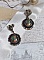 BO Chatou Steampunk mont&eacute;es avec cabochons loupes repr&eacute;sentant des chats en chapeau haut de forme Vert avec un m&eacute;daillon orn&eacute;s d&rsquo;une cha&icirc;ne strass Noire sur estampes Bonze et clous d'oreilles Laiton