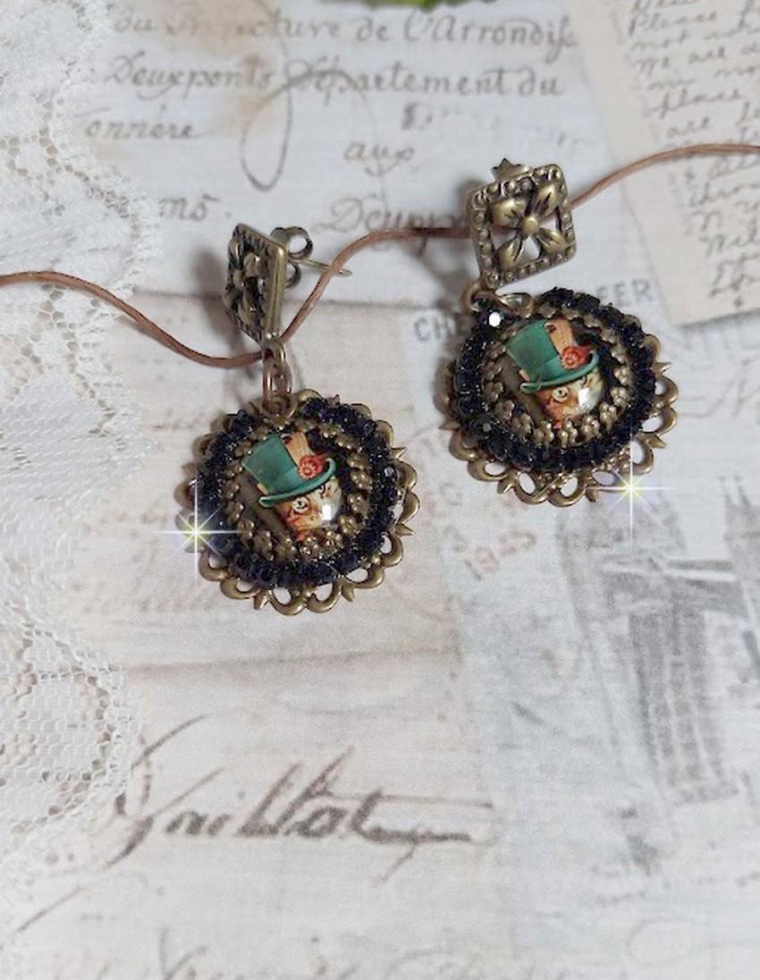 BO Chatou Steampunk mont&eacute;es avec cabochons loupes repr&eacute;sentant des chats en chapeau haut de forme Vert avec un m&eacute;daillon orn&eacute;s d&rsquo;une cha&icirc;ne strass Noire sur estampes Bonze et clous d'oreilles Laiton