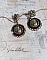 BO Chatou Steampunk mont&eacute;es avec cabochons loupes repr&eacute;sentant des chats en chapeau haut de forme Vert avec un m&eacute;daillon orn&eacute;s d&rsquo;une cha&icirc;ne strass Noire sur estampes Bonze et clous d'oreilles Laiton