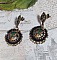 BO Chatou Steampunk mont&eacute;es avec cabochons loupes repr&eacute;sentant des chats en chapeau haut de forme Vert avec un m&eacute;daillon orn&eacute;s d&rsquo;une cha&icirc;ne strass Noire sur estampes Bonze et clous d'oreilles Laiton