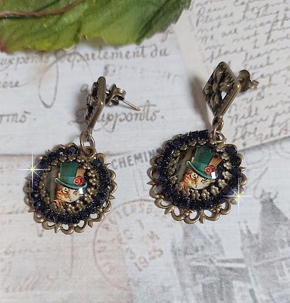 BO Chatou Steampunk mont&eacute;es avec cabochons loupes repr&eacute;sentant des chats en chapeau haut de forme Vert avec un m&eacute;daillon orn&eacute;s d&rsquo;une cha&icirc;ne strass Noire sur estampes Bonze et clous d'oreilles Laiton