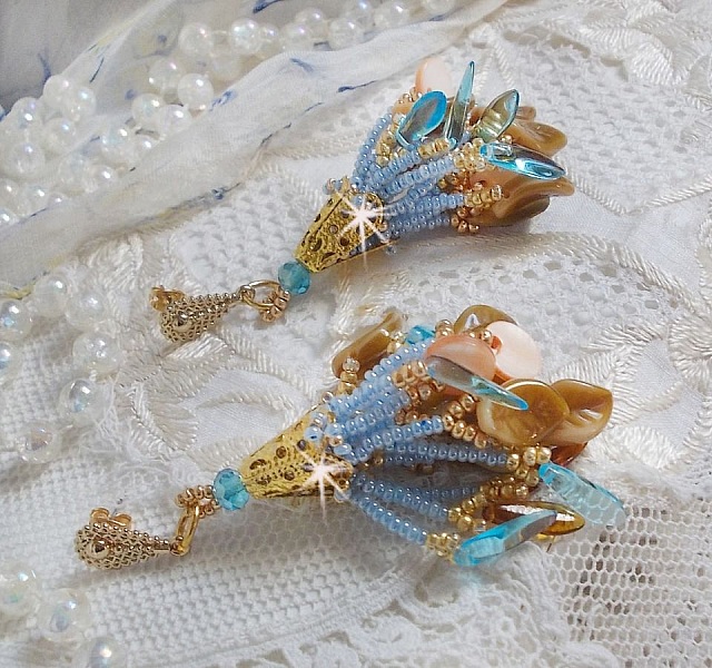 Boucles d'oreilles artisanales amérindiennes en perles et nacre.