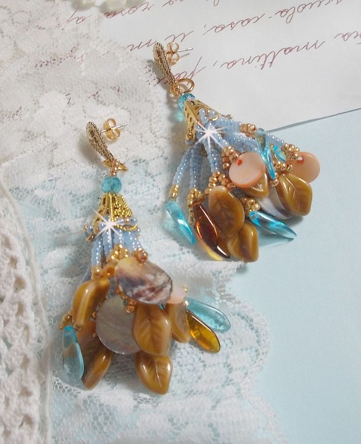 Boucles d'oreilles artisanales amérindiennes en nacre et perles.