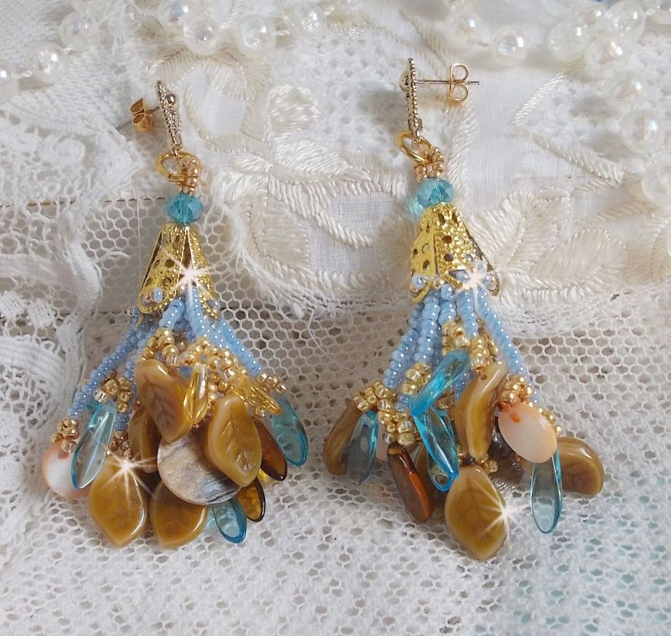 Boucles d'oreilles artisanales amérindiennes en nacre et perles bleues.