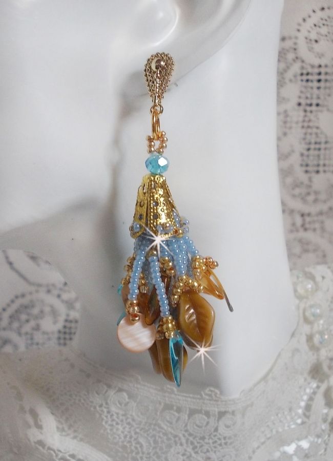 Boucles d'oreilles pendantes artisanales style amérindien en nacre et perles.
