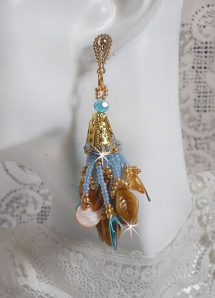 Boucles d'oreilles pendantes artisanales style amérindien en nacre et perles.