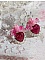 BO C&oelig;ur Ardent mont&eacute;es avec des dormeuses argent&eacute;es &agrave; laquelle s&rsquo;ajoute des c&oelig;urs paillet&eacute;s en r&eacute;sine Fuchsia. Ils sont orn&eacute;s d&rsquo;un bouquet de fleurs en verre &agrave; la couleur Rose pour un style romantique