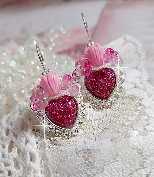 BO C&oelig;ur Ardent mont&eacute;es avec des dormeuses argent&eacute;es &agrave; laquelle s&rsquo;ajoute des c&oelig;urs paillet&eacute;s en r&eacute;sine Fuchsia. Ils sont orn&eacute;s d&rsquo;un bouquet de fleurs en verre &agrave; la couleur Rose pour un style romantique