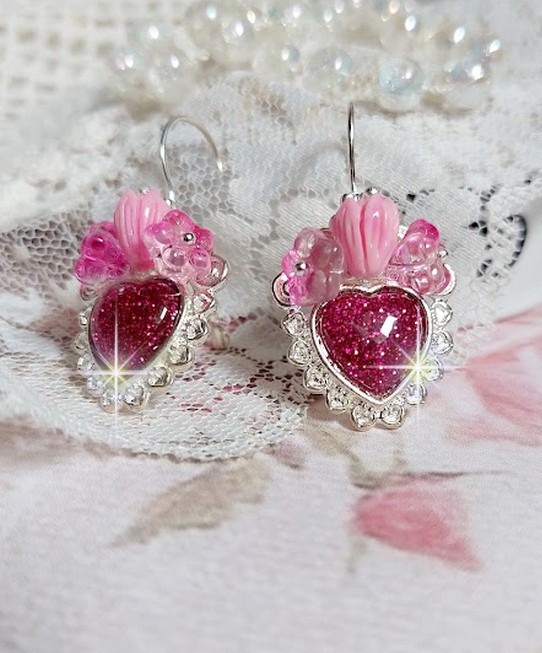 BO C&oelig;ur Ardent mont&eacute;es avec des dormeuses argent&eacute;es &agrave; laquelle s&rsquo;ajoute des c&oelig;urs paillet&eacute;s en r&eacute;sine Fuchsia. Ils sont orn&eacute;s d&rsquo;un bouquet de fleurs en verre &agrave; la couleur Rose pour un style romantique