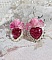 BO C&oelig;ur Ardent mont&eacute;es avec des dormeuses argent&eacute;es &agrave; laquelle s&rsquo;ajoute des c&oelig;urs paillet&eacute;s en r&eacute;sine Fuchsia. Ils sont orn&eacute;s d&rsquo;un bouquet de fleurs en verre &agrave; la couleur Rose pour un style romantique