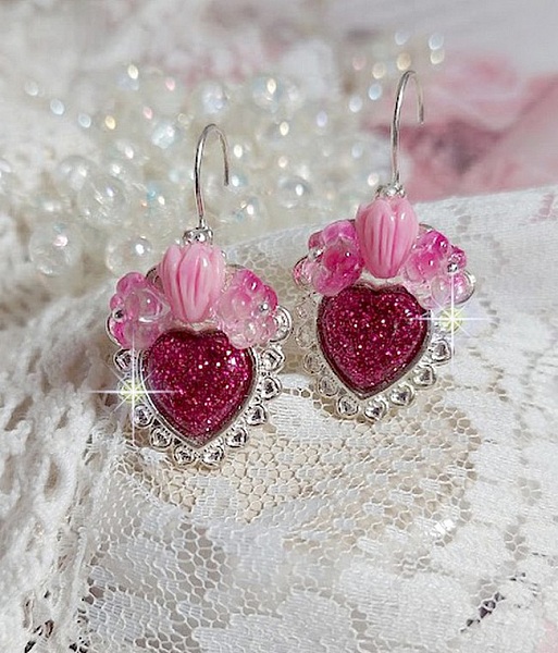 BO C&oelig;ur Ardent mont&eacute;es avec des dormeuses argent&eacute;es &agrave; laquelle s&rsquo;ajoute des c&oelig;urs paillet&eacute;s en r&eacute;sine Fuchsia. Ils sont orn&eacute;s d&rsquo;un bouquet de fleurs en verre &agrave; la couleur Rose pour un style romantique