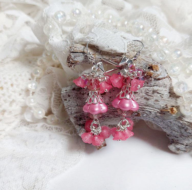 Boucles d'oreilles romantiques avec fleurs roses et perles Swarovski.