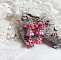 Boucles d'oreilles romantiques avec fleurs roses et perles Swarovski.