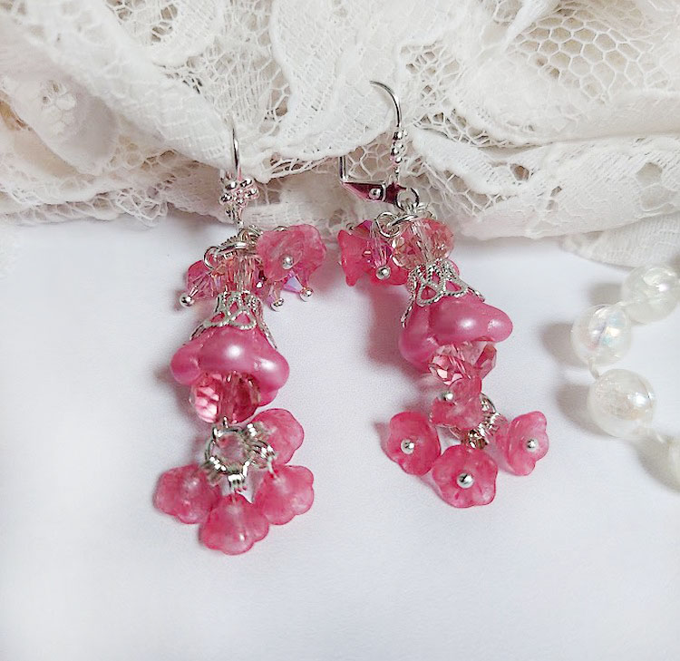 Boucles d'oreilles romantiques avec fleurs roses et perles cristal.