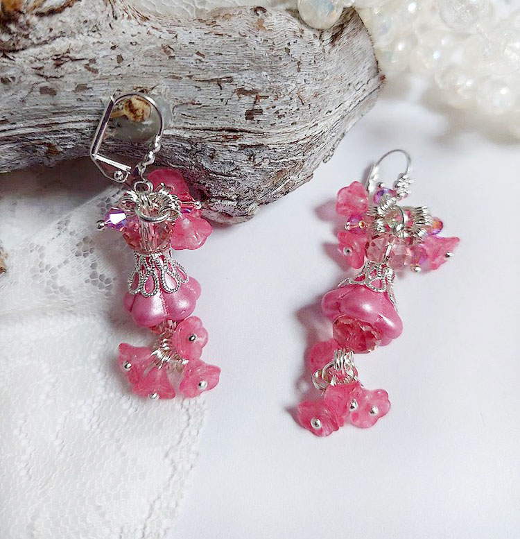 Boucles d'oreilles romantiques avec fleurs roses et perles cristal.