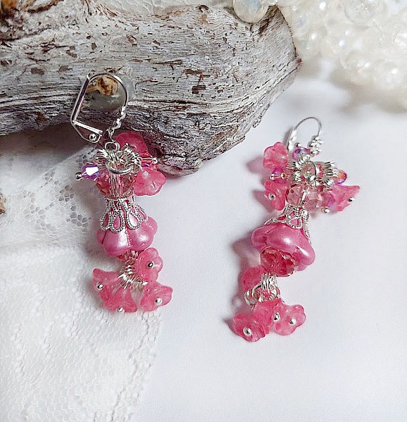 Boucles d'oreilles romantiques avec fleurs roses et perles cristal.