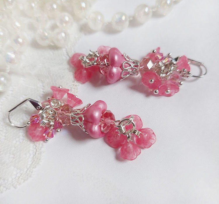 Boucles d'oreilles romantiques en fleurs roses et cristaux Swarovski.