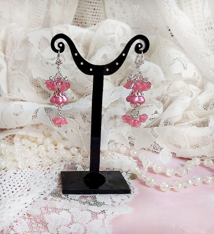 Boucles d'oreilles romantiques avec fleurs roses et perles Swarovski.