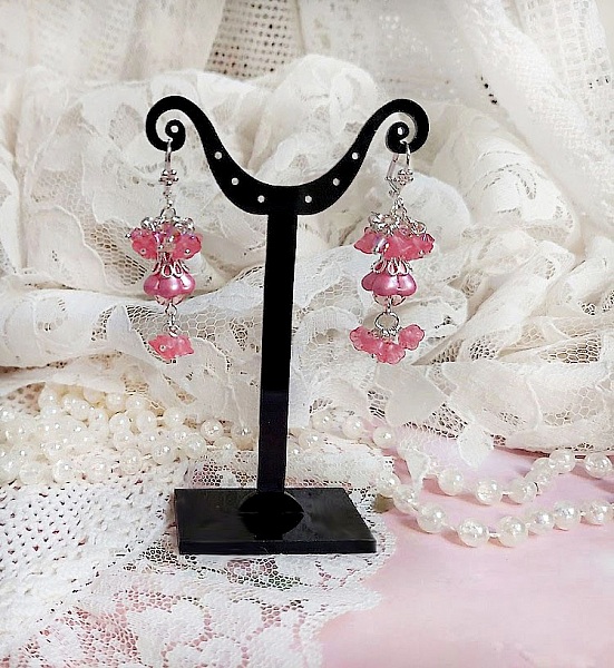 Boucles d'oreilles romantiques avec fleurs roses et perles Swarovski.