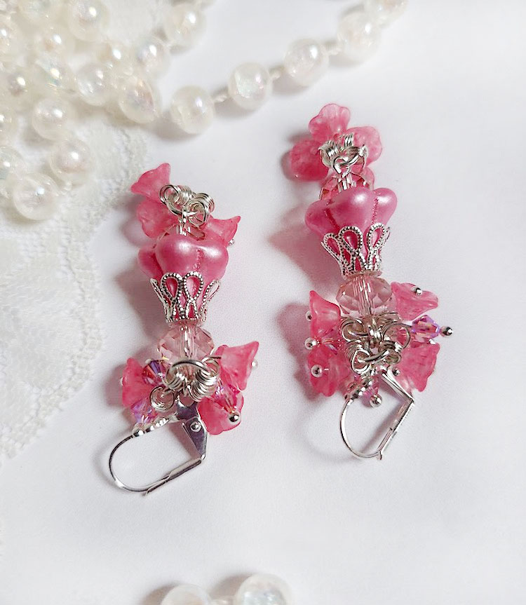 Boucles d'oreilles romantiques avec fleurs roses et perles Swarovski.
