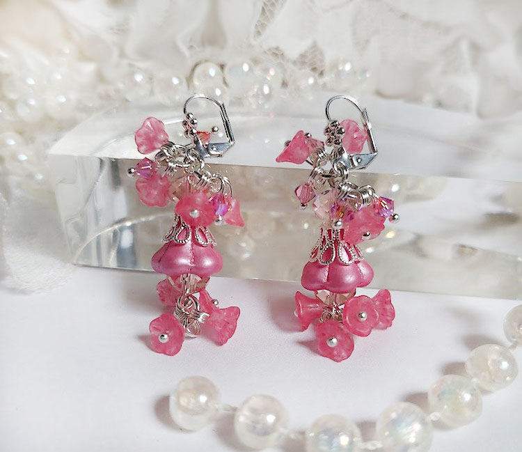 Boucles d'oreilles romantiques avec fleurs roses et perles Swarovski.