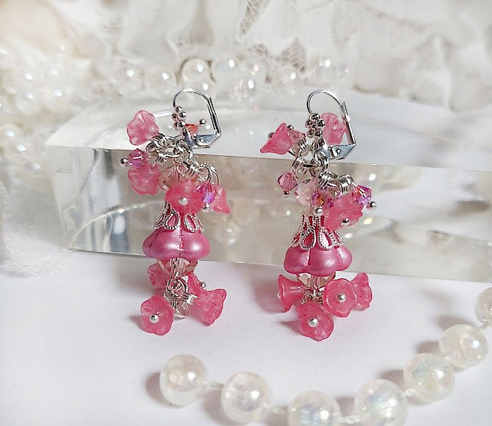 Boucles d'oreilles romantiques avec fleurs roses et perles Swarovski.
