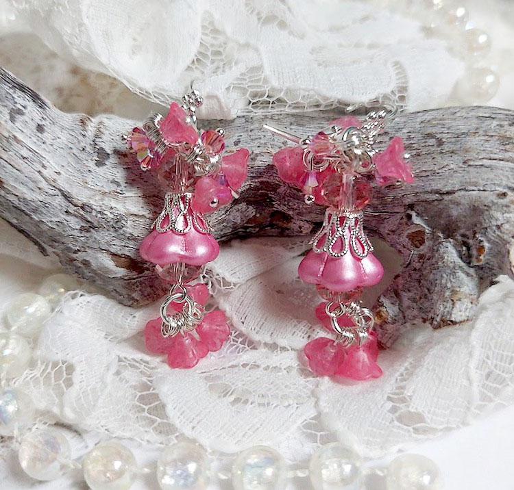 Boucles d'oreilles romantiques avec fleurs roses et perles cristal.