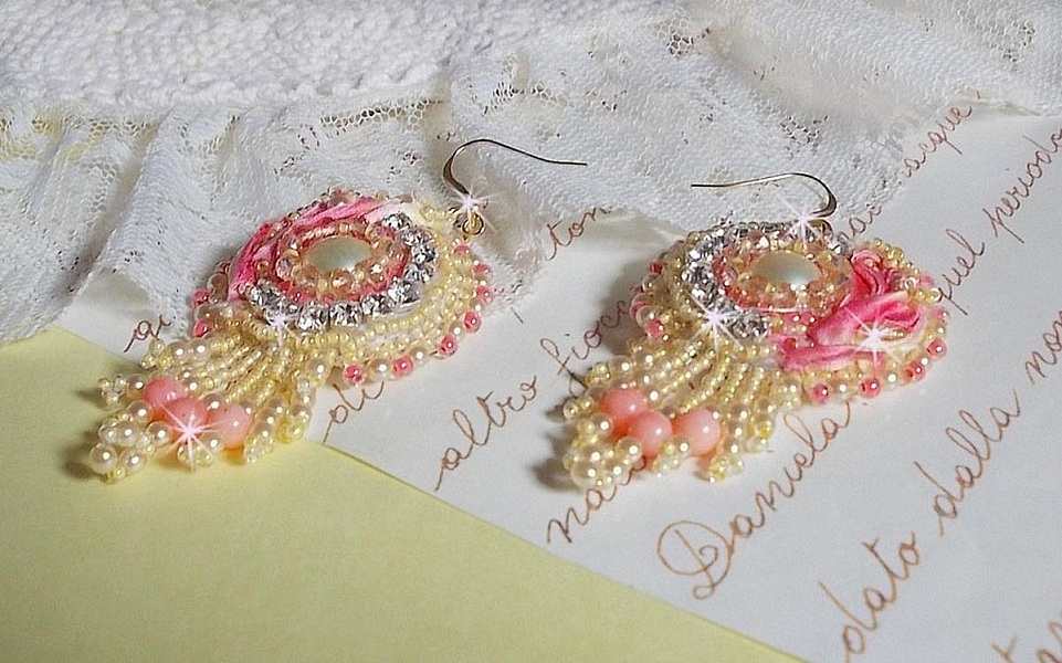 BO C&oelig;ur Tendre brod&eacute;es avec un cabochon cr&egrave;me orn&eacute; d&rsquo;un ruban de soie, Corail Rose et Jaune &agrave; laquelle s&rsquo;ajoute des chatons en cristal, perles nacr&eacute;es, perles pierre de gemme : le Corail Rose 