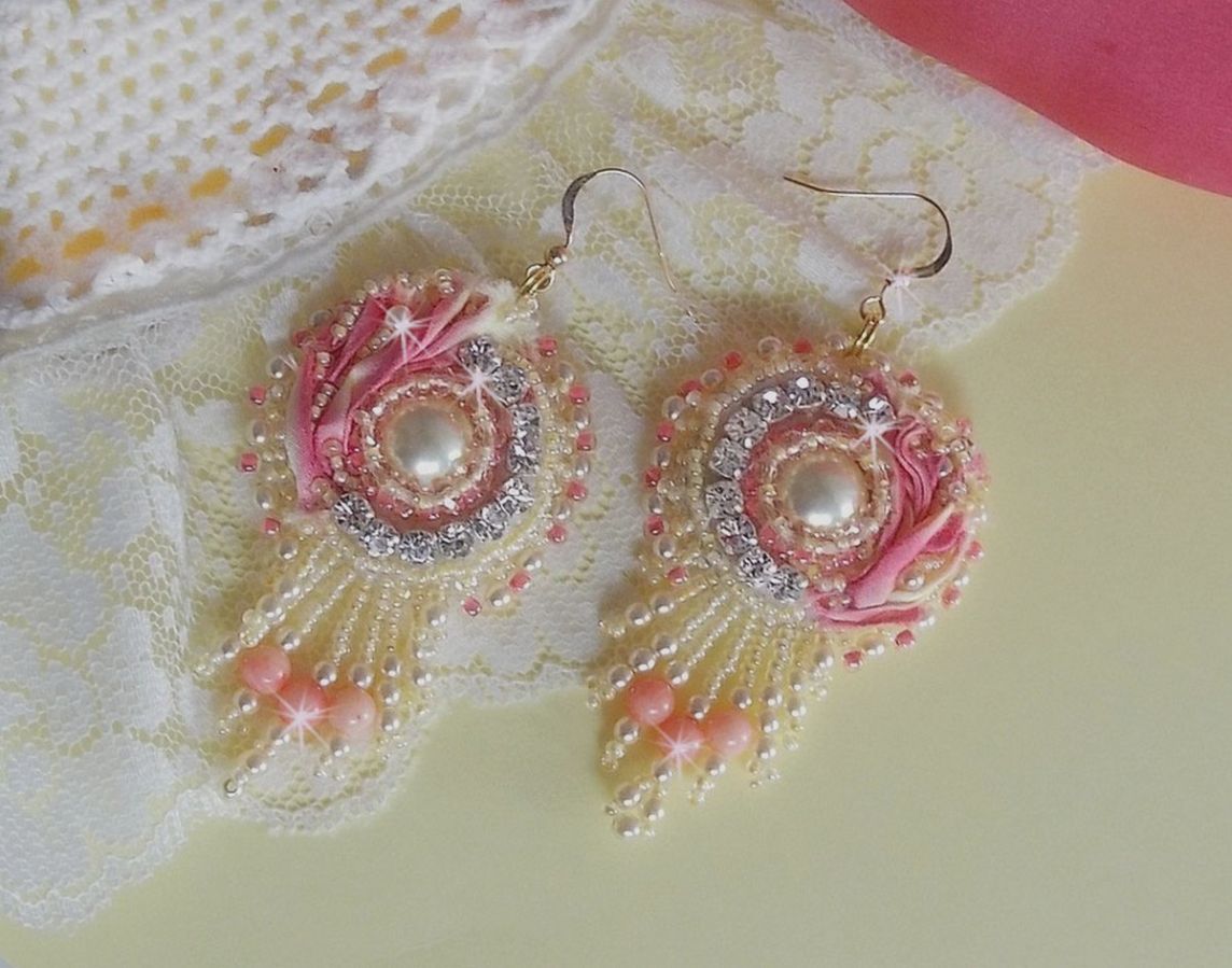 BO C&oelig;ur Tendre brod&eacute;es avec un cabochon cr&egrave;me orn&eacute; d&rsquo;un ruban de soie, Corail Rose et Jaune &agrave; laquelle s&rsquo;ajoute des chatons en cristal, perles nacr&eacute;es, perles pierre de gemme : le Corail Rose 