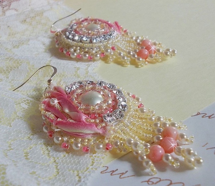 BO C&oelig;ur Tendre brod&eacute;es avec un cabochon cr&egrave;me orn&eacute; d&rsquo;un ruban de soie, Corail Rose et Jaune &agrave; laquelle s&rsquo;ajoute des chatons en cristal, perles nacr&eacute;es, perles pierre de gemme : le Corail Rose 