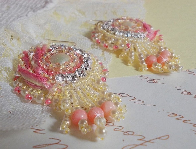 BO C&oelig;ur Tendre brod&eacute;es avec un cabochon cr&egrave;me orn&eacute; d&rsquo;un ruban de soie, Corail Rose et Jaune &agrave; laquelle s&rsquo;ajoute des chatons en cristal, perles nacr&eacute;es, perles pierre de gemme : le Corail Rose 